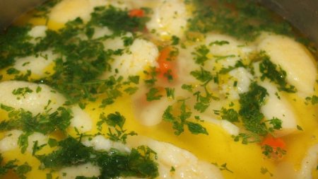Supa de pui cu galuste, reteta lui <span style='background:#EDF514'>MARIUS MANOLE</span>, invitat special in bucataria Gatit la costum