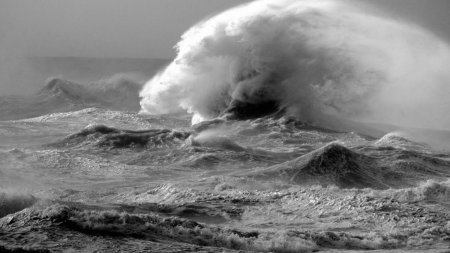 Furtuna Frederico loveste cu putere bazinul Marii Negre si provoaca haos in Europa: Rafale de vant de peste 150 km/h si valuri de 8 metri