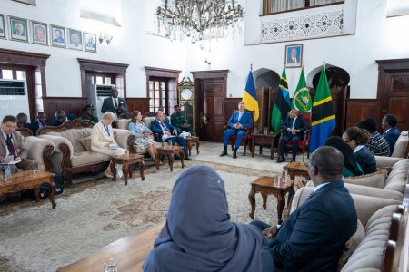 Criticat in tara, Klaus Iohannis a ajuns in Zanzibar. S-a intalnit cu presedintele <span style='background:#EDF514'>HUSSEIN</span> Mwinyi. FOTO