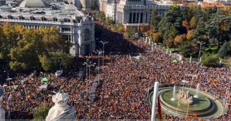 Peste 170.000 de oameni au participat la cel mai mare protest impotriva amnistierii separatistilor catalani: Nu vindeti Spania
