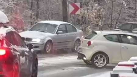 A venit iarna in Romania| Prapad pe drumurile din tara: masini blocate in zapada, drumuri inchise, <span style='background:#EDF514'>COPACI RUPTI</span>