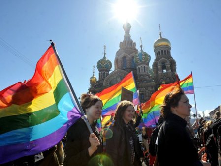 Rusia incearca sa interzica miscarea LGBT internationala pentru ca este extremista