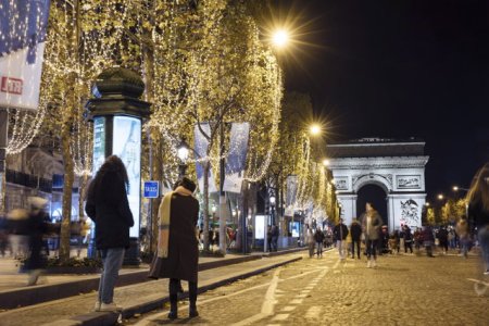Luminitele de Craciun de pe Champs-Elysées se aprind duminica