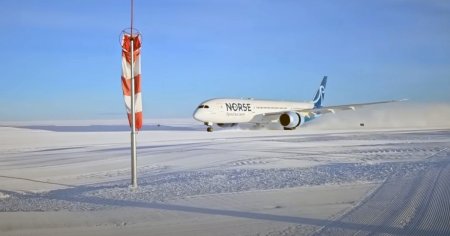Imagini spectaculoase cu un Boeing 787 Dreamliner care aterizeaza in premiera pe <span style='background:#EDF514'>O PISTA</span> de gheata in Antarctica VIDEO