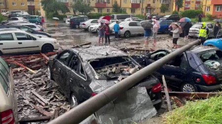 Vremea rea face ravagii: 19 judete afectate, masini avariate, sute de copaci cazuti si case inundate