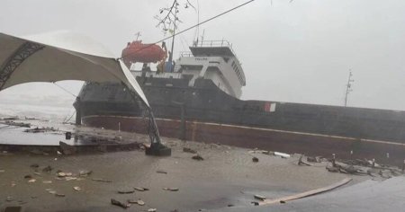 O nava-cargo turceasca s-a scufundat in Marea Neagra din cauza furtunii VIDEO