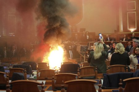 Opozitia <span style='background:#EDF514'>ALBANEZ</span>a a protestat in parlament cu fumigene si artificii, provocand un incendiu