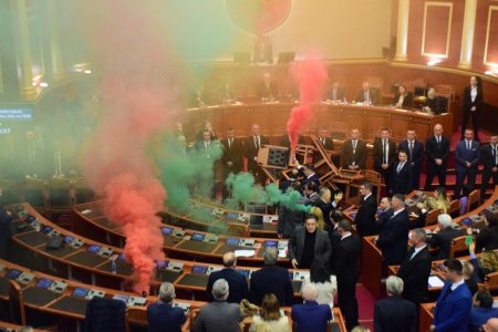 Incendiu si fumigene in Parlamentul <span style='background:#EDF514'>ALBANIE</span>i, pentru a opri cea mai mare hotie din istoria tarii, la votul pe legea bugetului. VIDEO