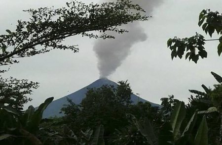 Vulcanul Ulawun din <span style='background:#EDF514'>PAPUA</span> Noua Guinee a erupt. Norul de cenusa s-a ridicat la 15 kilometri
