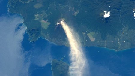 Un vulcan din <span style='background:#EDF514'>PAPUA</span> Noua Guinee a erupt | Locuitorii au fost evacuati