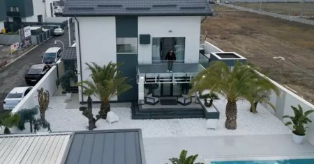 Cum arata casa lui Dorian Popa, dupa renovari. Artistul are propriul solar de <span style='background:#EDF514'>BRONZARE</span> - VIDEO
