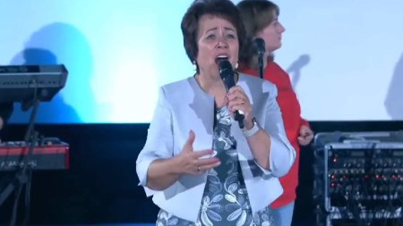 O femeie pastor canta intr-o <span style='background:#EDF514'>SLUJBA</span> despre rachete balistice: Ne ridicam acolo, Doamne, cu avioane supersonice pentru a duce vestea buna ca Rusia este pentru Hristos!