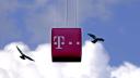 Patronul Prima TV cumpara reteaua Telekom Mobile: 
