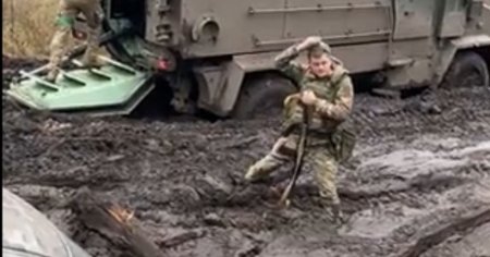 Vremea rea pune dificultati soldatilor ucraineni: <span style='background:#EDF514'>BLINDATE</span> impotmolite in namol VIDEO