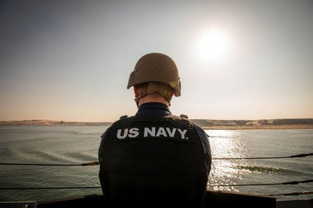 O nava militara a SUA din Marea Rosie a doborat drone explozive lansate din Yemen