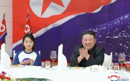 Kim Jong Un a dat un banchet somptuos ca sa celebreze lansarea satelitului de spionaj. Au purtat <span style='background:#EDF514'>TRICOURI</span> cu NATA. FOTO