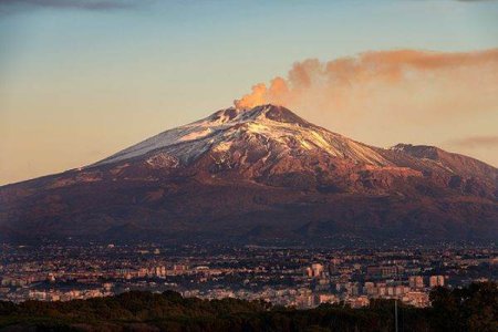 BBC: Vulcanul Etna din Sicilia a erupt din nou
