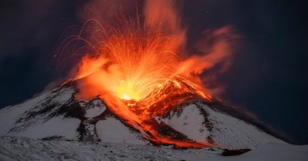 Celebrul vulcan Etna, din Sicilia, a erupt din nou