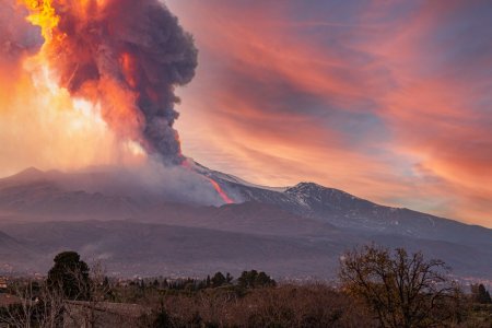 Cel mai mare vulcan din Europa erupe din nou. Imagini spectaculoase cu muntele acoperit de zapada de pe care curge lava