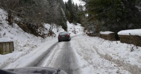 Drumul catre Cota 1400 din Sinaia a fost inchis, duminica, din cauza vremii
