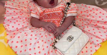 La doar sase saptamani, acest bebelus poarta doar haine de firma! Are deja o geanta <span style='background:#EDF514'>CHANEL</span>