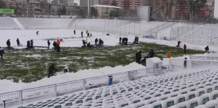Suporterii echipei de fotbal Otelul au venit la stadion ca sa deszapezeasca terenul