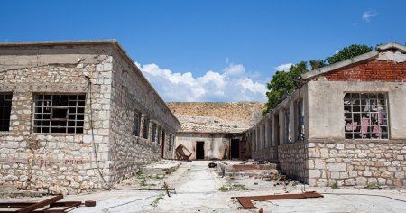 Insula Diavolului sau Alcatrazul croat. Cum arata cea mai <span style='background:#EDF514'>INFRICOSATOARE</span> inchisoare abandonata din Europa si istoria sa