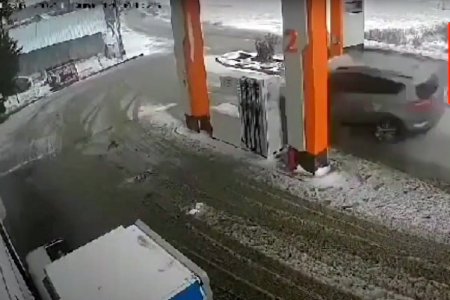 Accident grav la Raducaneni. O soferita care mergea cu viteza a trecut printr-o benzinarie si s-a oprit intr-o cladire. VIDEO