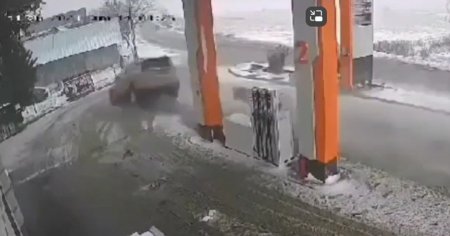 O soferita a zburat pe langa pompele de alimentare dintr-o benzinarie VIDEO