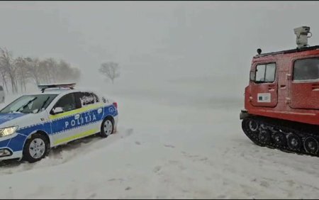 Salvatorii incearca sa ajunga la aproape 70 de masini blocate pe mai multe drumuri din Tulcea. VIDEO