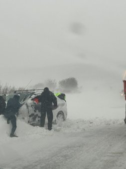 11 persoane sunt blocate in zapada pe drumuri din judetul Tulcea. 88 de persoane au fost salvate
