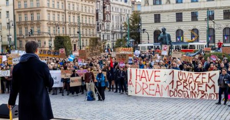 Cehia, la limita recesiunii. Proteste masive si mii de scoli inchise din cauza masurilor de austeritate