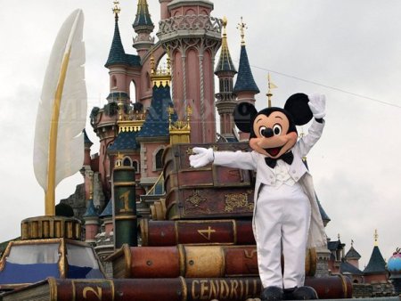 Locuri de munca la Paris: Disneyland intentioneaza sa angajeze 8.500 de persoane