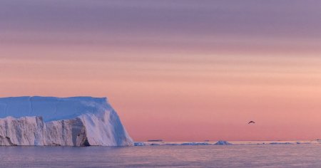 Jurnal de Nord, Groenlanda. Ziua 2: tot ce vedeam era un <span style='background:#EDF514'>CURCUBEU</span> de nuante rosiatice, in spatele aisbergurilor albastre