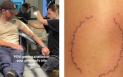 Momentul in care un tanar isi tatueaza muscatura iubitei sale pe brat. Imaginile au devenit virale pe TikTok