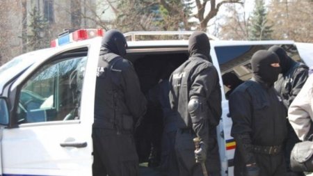 16 perchezitii in Husi, intr-un dosar care vizeaza politisti ce ar fi primit mita