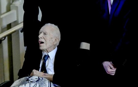 Jimmy Carter, in varsta de 99 de ani, a mers la funeraliile sotiei sale. A fost adus intr-un scaun cu rotile