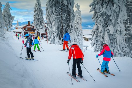 Sezonul de schi incepe in Poiana Brasov in minivacanta de 1 Decembrie, cu <span style='background:#EDF514'>TARIF</span>e mai mari. Care sunt preturile