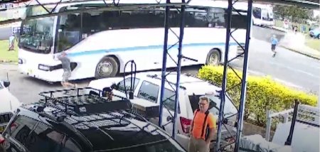 O eleva de 14 ani din Australia a oprit autobuzul scolar scapat de sub control sa loveasca o benzinarie