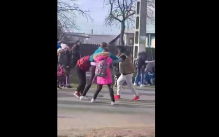 Zeci de copii s-au luat la bataie cu pumnii si picioarele in plina strada, la Iasi. Imaginile sunt socante VIDEO