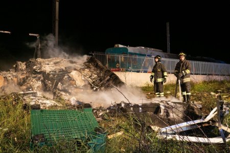 Un camion blocat pe sine a fost lovit de tren si a luat foc, in Italia. Un infern de flacari