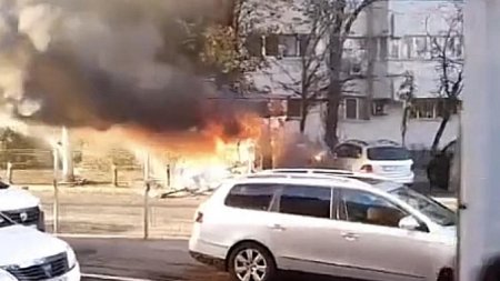 O masina cu o persoana la bord a explodat pe o strada din Bucuresti!
