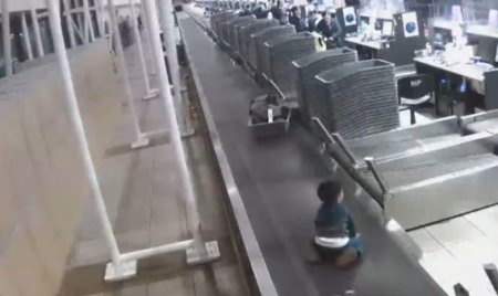 Un baietel de 3 ani s-a strecurat dupa zona de check-in si s-a plimbat pe benzile de bagaje, la aeroportul din Santiago de Chile | VIDEO