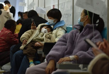 Sectiile de pediatrie din China, pline de copii cu infectii respiratorii. Autoritatile indeamna la calm