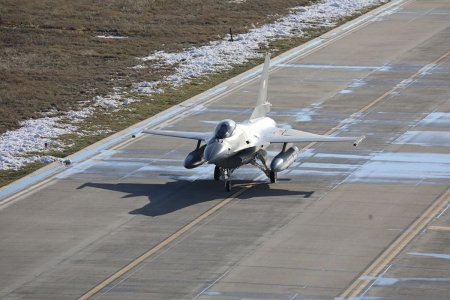 Primele trei avioane F-16, cumparate din Norvegia, au ajuns in Romania