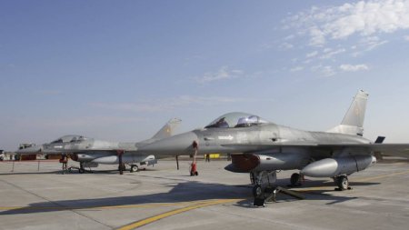 Primele avioane F-16 cumparate din <span style='background:#EDF514'>NORVEGIA</span> au ajuns in tara noastra