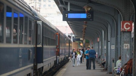 Trenurile CFR Calatori vor purta numele unor personalitati ist<span style='background:#EDF514'>ORICE</span> de 1 Decembrie