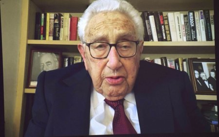 <span style='background:#EDF514'>HENRY</span> Kissinger a murit la varsta de 100 de ani. A fost o figura marcanta a diplomatiei americane