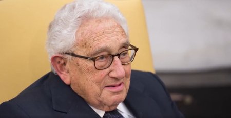 <span style='background:#EDF514'>HENRY</span> Kissinger a murit la 100 de ani