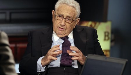 <span style='background:#EDF514'>HENRY</span> Kissinger, unul dintre cei mai ilustri diplomati americani din ultimul secol, a murit